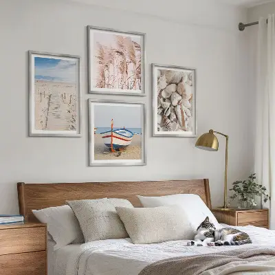 Galería de pared con barco de playa, conchas y hierba en estilo boho