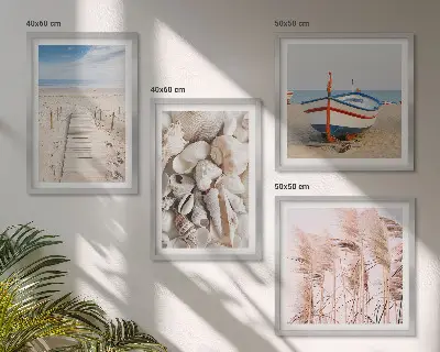 Galería de pared con barco de playa, conchas y hierba en estilo boho