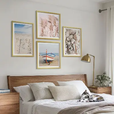 Galería de pared con barco de playa, conchas y hierba en estilo boho