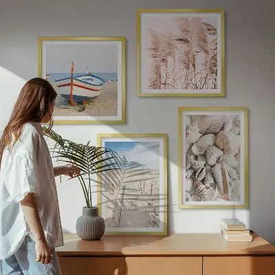 Galería de pared con barco de playa, conchas y hierba en estilo boho