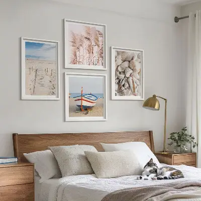 Galería de pared con barco de playa, conchas y hierba en estilo boho