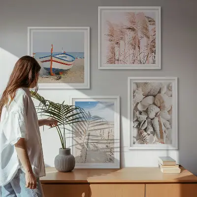 Galería de pared con barco de playa, conchas y hierba en estilo boho