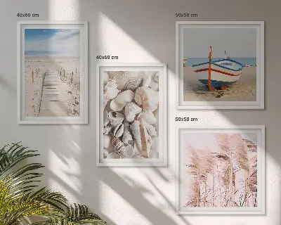 Galería de pared con barco de playa, conchas y hierba en estilo boho