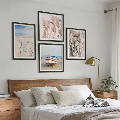 Galería de pared con barco de playa, conchas y hierba en estilo boho