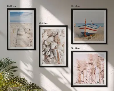 Galería de pared con barco de playa, conchas y hierba en estilo boho