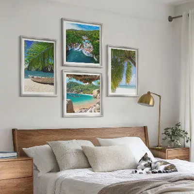 Galería de pared con motivos de playa, barco, cascadas y palmeras