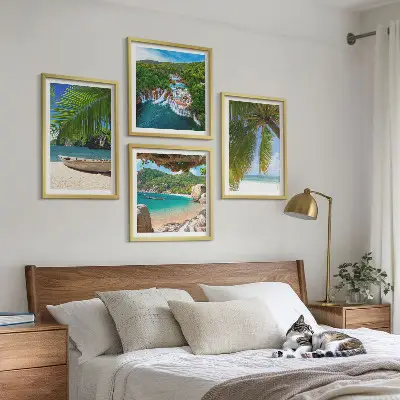 Galería de pared con motivos de playa, barco, cascadas y palmeras