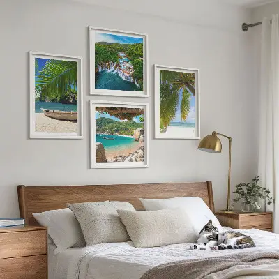 Galería de pared con motivos de playa, barco, cascadas y palmeras