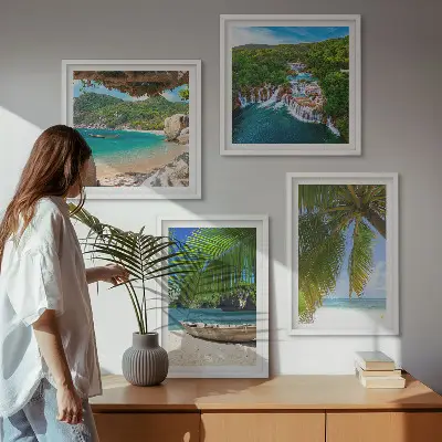Galería de pared con motivos de playa, barco, cascadas y palmeras