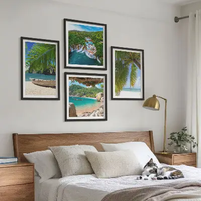 Galería de pared con motivos de playa, barco, cascadas y palmeras