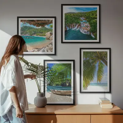 Galería de pared con motivos de playa, barco, cascadas y palmeras