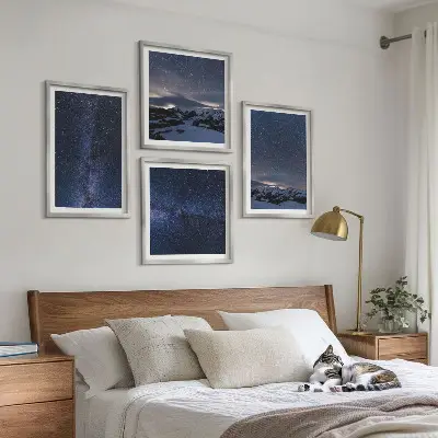 Set de 4 cuadros para salón con diseño de montañas bajo un cielo estrellado