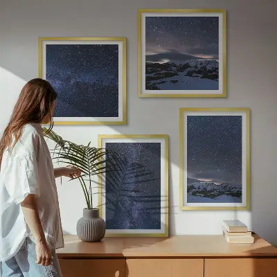 Set de 4 cuadros para salón con diseño de montañas bajo un cielo estrellado