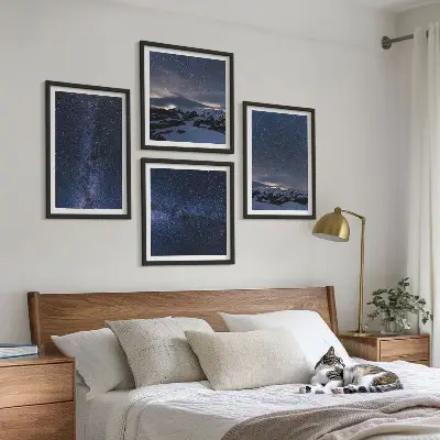 Set de 4 cuadros para salón con diseño de montañas bajo un cielo estrellado