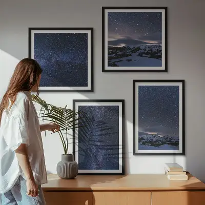 Set de 4 cuadros para salón con diseño de montañas bajo un cielo estrellado
