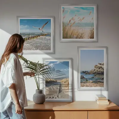 Galería de pared con diseño de acantilados de madera frente a senderos de playa