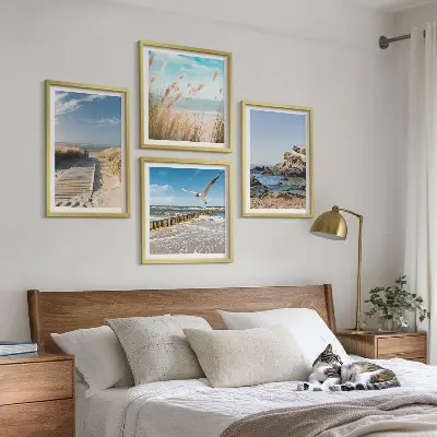 Galería de pared con diseño de acantilados de madera frente a senderos de playa