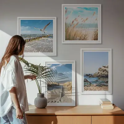Galería de pared con diseño de acantilados de madera frente a senderos de playa