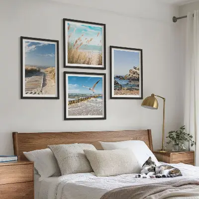 Galería de pared con diseño de acantilados de madera frente a senderos de playa