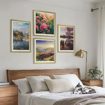Galería de pared flores en un prado de jardín de montaña con agua