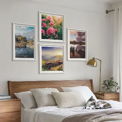 Galería de pared flores en un prado de jardín de montaña con agua