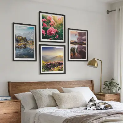 Galería de pared flores en un prado de jardín de montaña con agua