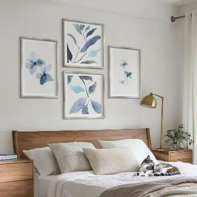 Galería de pared flores con diseño minimalista en tonos azules