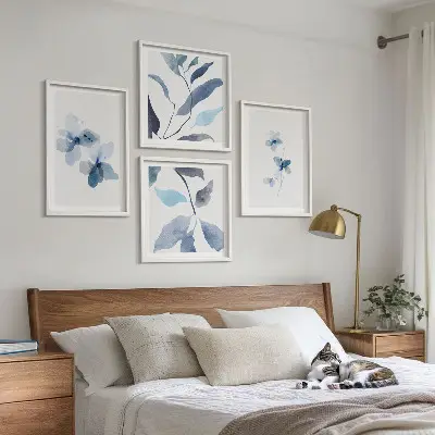 Galería de pared flores con diseño minimalista en tonos azules