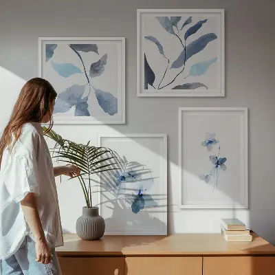 Galería de pared flores con diseño minimalista en tonos azules