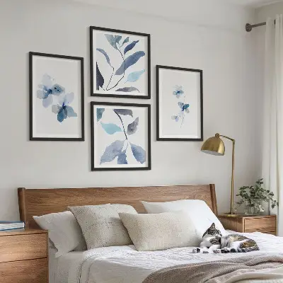 Galería de pared flores con diseño minimalista en tonos azules