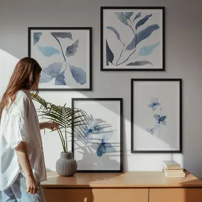 Galería de pared flores con diseño minimalista en tonos azules