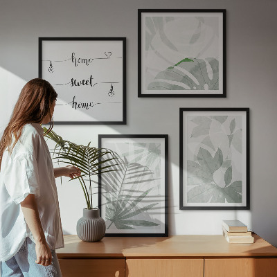 Set de cuadros modernos para salón Las hojas de las plantas son de color gris verdoso.