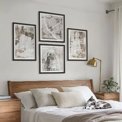 Galería de pared con patrones abstractos en color blanco y marrón
