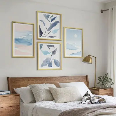 Galería de pared con paisajes de montaña y plantas en acuarela