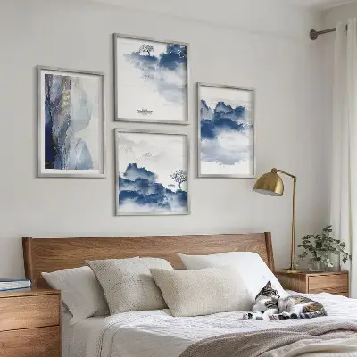 Galería de pared con diseño de montañas, nubes, árboles y pájaros sobre fondo