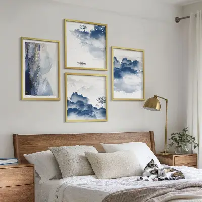 Galería de pared con diseño de montañas, nubes, árboles y pájaros sobre fondo