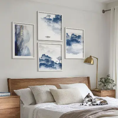 Galería de pared con diseño de montañas, nubes, árboles y pájaros sobre fondo