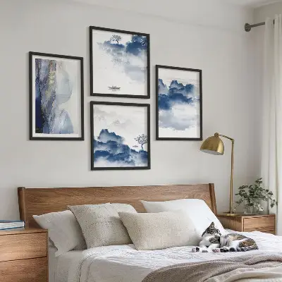 Galería de pared con diseño de montañas, nubes, árboles y pájaros sobre fondo