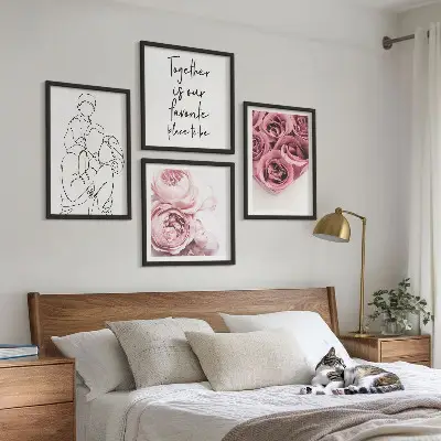 Set de 4 cuadros para salón con diseño de ramos de rosas dibujados a mano