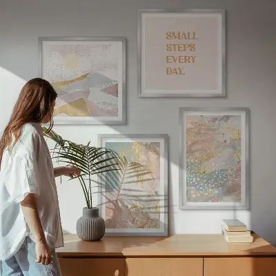 Galería de pared con patrones abstractos en tonos pastel