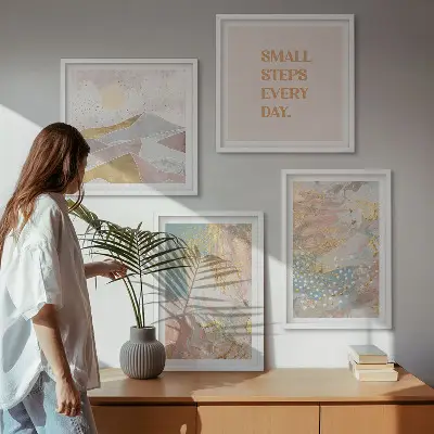 Galería de pared con patrones abstractos en tonos pastel