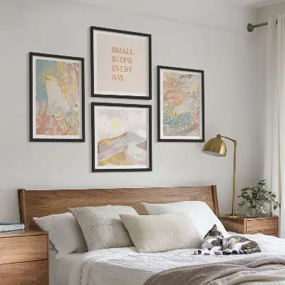 Galería de pared con patrones abstractos en tonos pastel