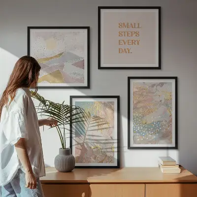 Galería de pared con patrones abstractos en tonos pastel