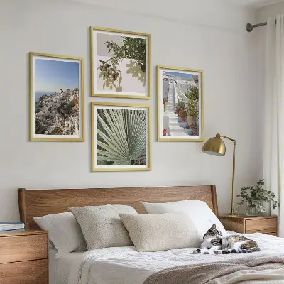 Set de cuadros modernos para salón con diseño de escaleras blancas con vistas a Santorini