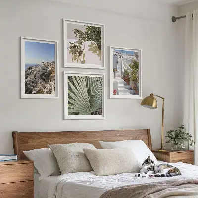 Set de cuadros modernos para salón con diseño de escaleras blancas con vistas a Santorini
