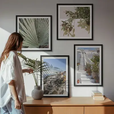 Set de cuadros modernos para salón con diseño de escaleras blancas con vistas a Santorini