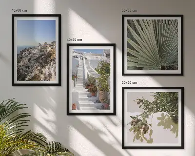 Set de cuadros modernos para salón con diseño de escaleras blancas con vistas a Santorini