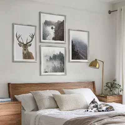 Galería de pared paisaje de montaña con ciervo entre la niebla
