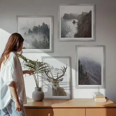 Galería de pared paisaje de montaña con ciervo entre la niebla