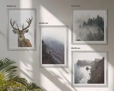 Galería de pared paisaje de montaña con ciervo entre la niebla